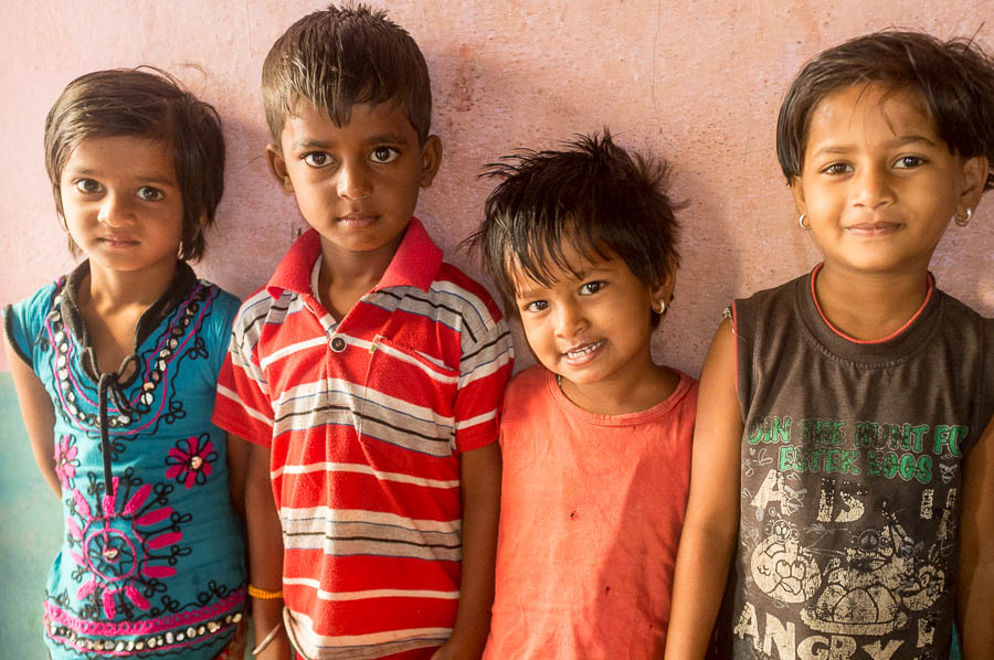 quatre enfants devant la maison de Raju