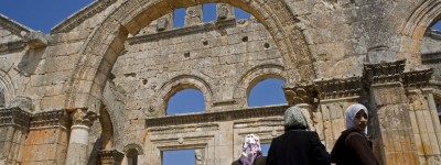 Jeunes filles voilées dans les ruines de l'église byzantine Saint-Siméon en Syrie