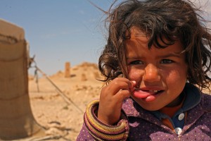 Petite fille bédouin devant la vallée des tombeaux , Palmyre